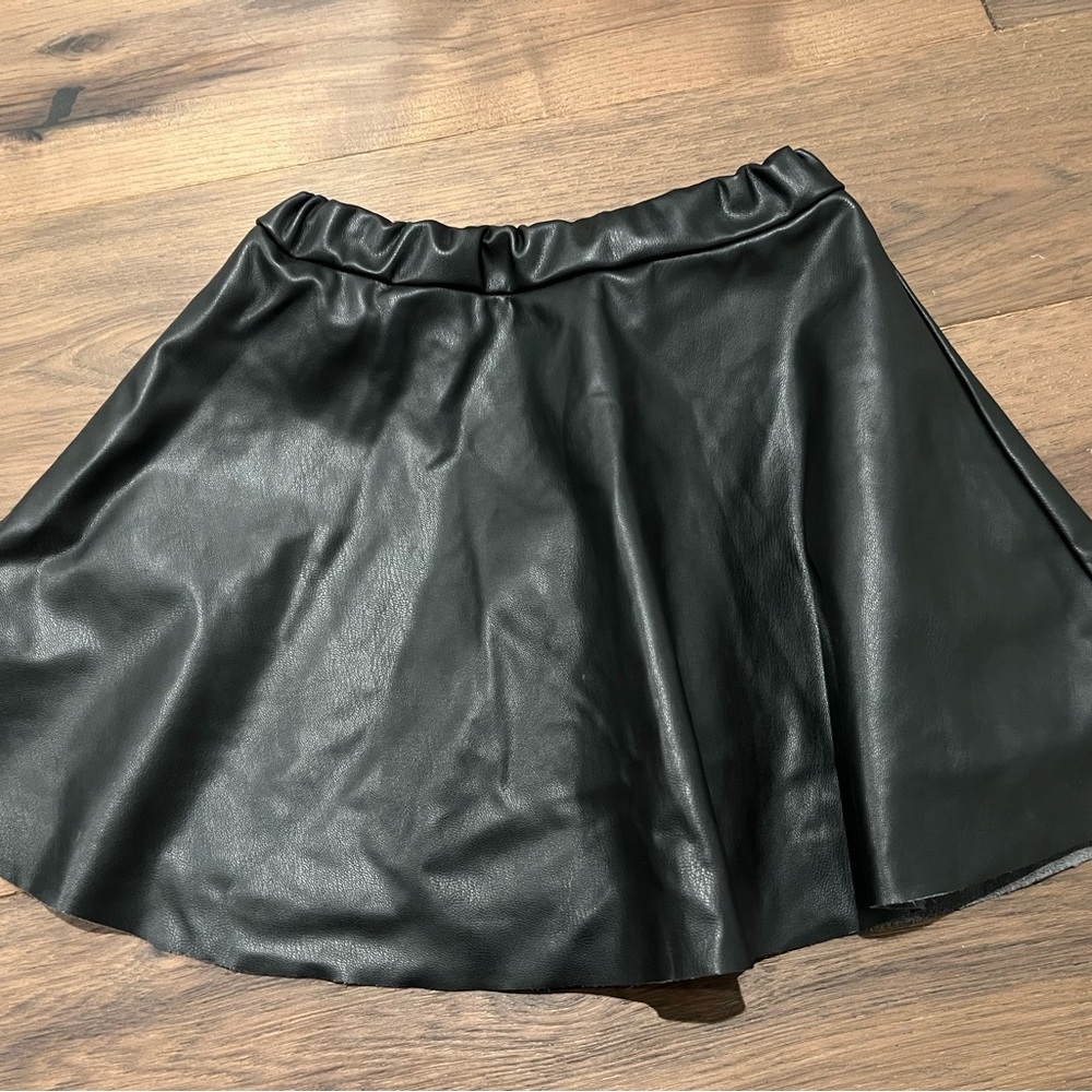 H&M Girls 6X Faux Leather Skirt
Brand: H&M
Circle skirt in soft faux leather